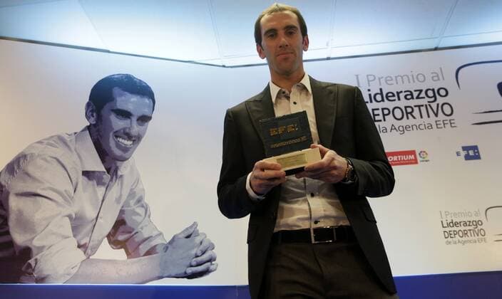 Atletico Madrid s Uruguayan defender Diego Godin gestures after receive the Sports Leadership Award during a ceremony held in the headquarters of the Spanish News Agency in Madrid, Spain on 22 February 2016. SPORTS LEADERSHIP AWARD !ACHTUNG: NUR REDAKTIONELLE NUTZUNG!  20160222-635917552530139981