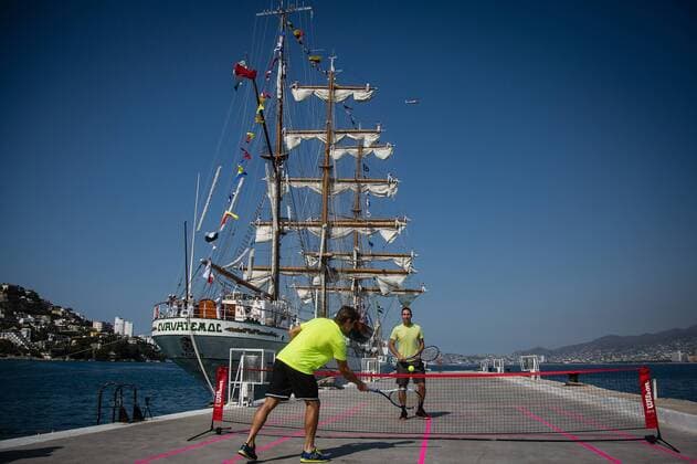 Bilder des Tages - SPORT Spanish tennis player David Ferrer (L) returns the ball to Mexican Santiago Gonzalez (R) during an exhibition at the Mexican Military Navy School s Cuauhtemoc Training Ship prior to their participation at Mexico Tennis Open in Acapulco, Mexico, 22 February 2016. The competition will take place between 22 and 27 February. DAVID FERRER AT MEXICO TENNIS OPEN !ACHTUNG: NUR REDAKTIONELLE NUTZUNG!  MEX26 20160222-635917742125597179
