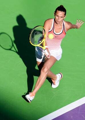 Roberta Vinci of Italy returns the ball during the women s singles match against Lesia Tsurenko of Ukraine at WTA Tennis Damen Qatar Open 2016 at the International Khalifa Tennis Complex of Doha, Qatar, Feb. 22, 2016. Roberta Vinci won 2-0. ) (SP)QATAR-DOHA-TENNIS-QATAR OPEN 2016-WOMEN S SINGLES Nikku 