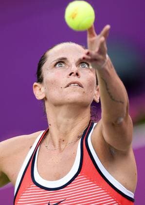 Roberta Vinci of Italy serves the ball during the women s singles match against Lesia Tsurenko of Ukraine at WTA Tennis Damen Qatar Open 2016 at the International Khalifa Tennis Complex of Doha, Qatar, Feb. 22, 2016. Roberta Vinci won 2-0. ) (SP)QATAR-DOHA-TENNIS-QATAR OPEN 2016-WOMEN S SINGLES Nikku 