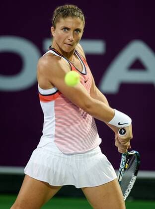 Sara Errani of Italy returns the ball during the women s singles match against Tsvetana Pironkova of Bulgaria at WTA Tennis Damen Qatar Open 2016 at the International Khalifa Tennis Complex of Doha, Qatar, Feb. 22, 2016. Sara Errani won 2-1. ) (SP)QATAR-DOHA-TENNIS-QATAR OPEN 2016-WOMEN S SINGLES Nikku 