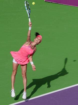 Agnieszka Radwanska of Poland competes during the women s singles second round match against Kateryna Bondarenko of Ukraine at the WTA Tennis Damen Qatar Open 2016 in Doha, Qatar, Feb. 23, 2016. Radwanska won 2-0. ) (SP)QATAR-DOHA-TENNIS-QATAR OPEN 2016-WOMEN S SINGLES Nikku 