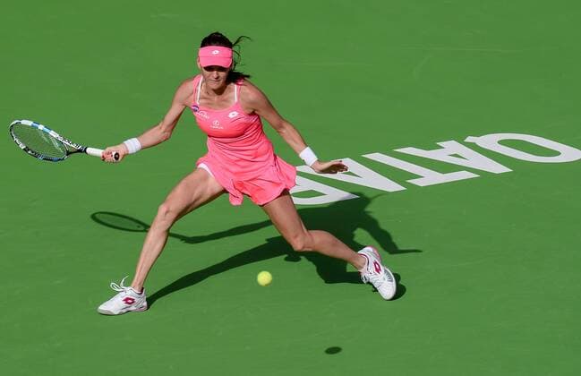 Agnieszka Radwanska of Poland competes during the women s singles second round match against Kateryna Bondarenko of Ukraine at the WTA Tennis Damen Qatar Open 2016 in Doha, Qatar, Feb. 23, 2016. Radwanska won 2-0. ) (SP)QATAR-DOHA-TENNIS-QATAR OPEN 2016-WOMEN S SINGLES Nikku 