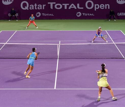 Martina Hingis of Switzerland (R Back), Sania Mirza of India (L Back), Zheng Saisai (Front R) and Xu Yifan of China compete during their women s doubles second round match at the WTA Tennis Damen Qatar Open 2016 in Doha, Qatar, Feb. 23, 2016. Martina Hingis and Sania Mirza won 2-1. ) (SP)QATAR-DOHA-TENNIS-QATAR OPEN 2016-WOMEN S DOUBLES Nikku 