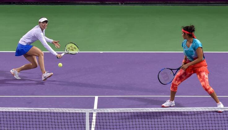 Martina Hingis (L) of Switzerland and Sania Mirza of India compete during their women s doubles second round match against Zheng Saisai and Xu Yifan of China at the WTA Tennis Damen Qatar Open 2016 in Doha, Qatar, Feb. 23, 2016. Martina Hingis and Sania Mirza won 2-1. ) (SP)QATAR-DOHA-TENNIS-QATAR OPEN 2016-WOMEN S DOUBLES Nikku 