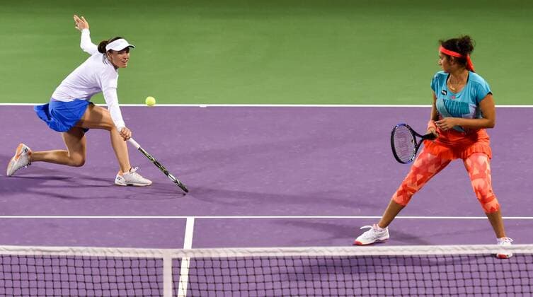 Martina Hingis (L) of Switzerland and Sania Mirza of India compete during their women s doubles second round match against Zheng Saisai and Xu Yifan of China at the WTA Tennis Damen Qatar Open 2016 in Doha, Qatar, Feb. 23, 2016. Martina Hingis and Sania Mirza won 2-1. ) (SP)QATAR-DOHA-TENNIS-QATAR OPEN 2016-WOMEN S DOUBLES Nikku 