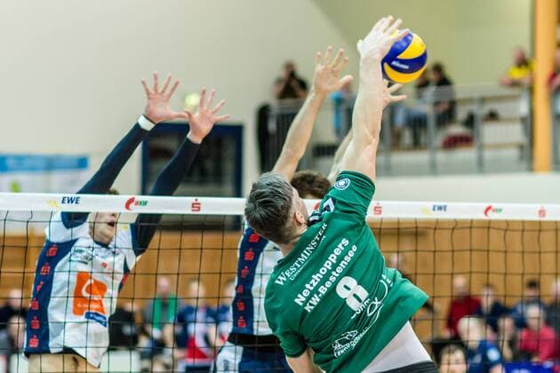 Angriff von Matthias Böhme Boehme (Netzhoppers 8) gegen Block Carlos Mora Sabate (SVG 16) GER, Königs Wusterhausen Bestensee, Volleyball, Bundesliga, Spieltag, DVL, Saison 2015 2016, 24.02.2016, Landkost-Arena, Netzhoppers KW Bestensee - SVG Lüneburg, Netzhoppers KW