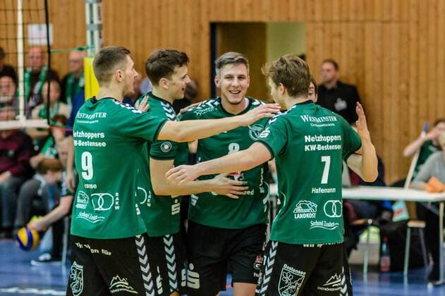 Freude bei den Netzhoppers, v.l.n.r.: Sebastian Krause (Netzhoppers 9), Florian Hecht (Netzhoppers 3), Matthias Böhme Boehme (Netzhoppers 8), Robin Hafemann (Netzhoppers 7), Matthias Penk (Netzhoppers 1) GER, Königs Wusterhausen Bestensee, Volleyball, Bundesliga, Spieltag, DVL, Saison 2015 2016, 24.02.2016, Landkost-Arena, Netzhoppers KW Bestensee - SVG Lüneburg, Netzhoppers KW