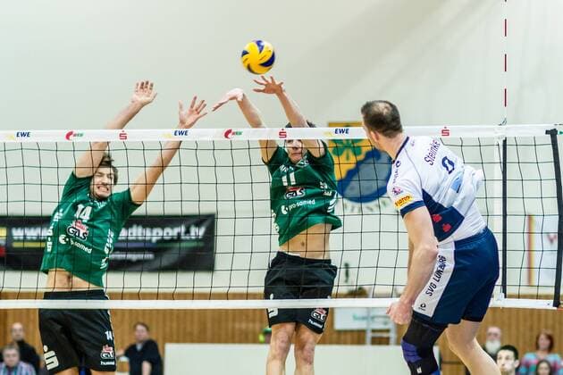 Angriff Falko Steinke (SVG 9) gegen Block Paul Sprung (Netzhoppers 14) und Theo Timmermann (Netzhoppers 11) GER, Königs Wusterhausen Bestensee, Volleyball, Bundesliga, Spieltag, DVL, Saison 2015 2016, 24.02.2016, Landkost-Arena, Netzhoppers KW Bestensee - SVG Lüneburg, Netzhoppers KW