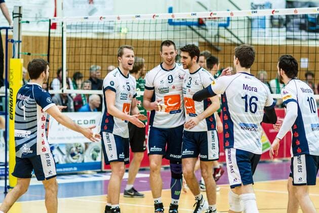 Jubel bei Lüneburg, v.l.n.r.: Erik John Mattson (SVG 1), Rene Bahlburg (SVG 5), Falko Steinke (SVG 9), Scott Michael Kevorken (SVG 3), Carlos Mora Sabate (SVG 16) und Steven Marshall (SVG 10) GER, Königs Wusterhausen Bestensee, Volleyball, Bundesliga, Spieltag, DVL, Saison 2015 2016, 24.02.2016, Landkost-Arena, Netzhoppers KW Bestensee - SVG Lüneburg, Netzhoppers KW