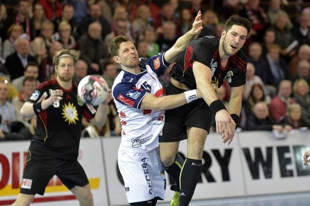 20-02-2016 pmk MY104364 Handball Herren Bundesliga Saison 2015 2016 TuS-N-Luebbecke - HBW Balingen-Weilstetten 25:24 15 Martin STROBEL Balingen 23 Tim SUTON Luebbecke