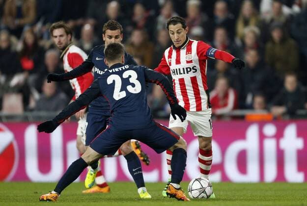 Andres Guardado of PSV (R), Luciano Vietto of Club Atletico de Madrid (C) during the UEFA Champions League Round of 16, First leg match between PSV Eindhoven and Atletico Madrid on February 24, 2016 at the Philips stadium in Eindhoven, The Netherlands. PSV v Atletico Madrid UEFA Champions League 2015 2016 xVIxJeroenxPutmansxIVx 5036656