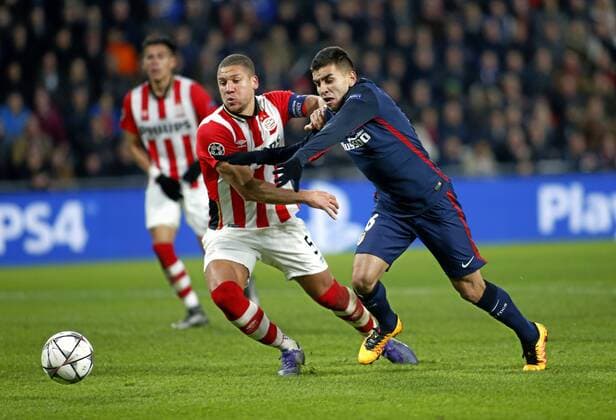 First leg of 1 8 round of the Champions League played between PSV Eindhoven and Atletico Madrid. In this picture, Bruma and Correa. xJOSExA.xGARCIAx 