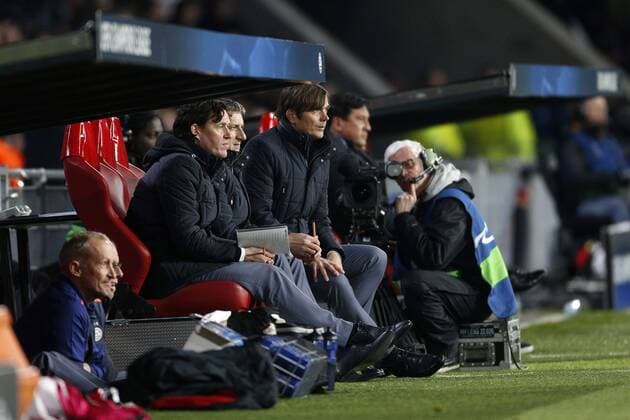 Fußball, Champions League, PSV Eindhoven - Atletico Madrid Coach Phillip Cocu of PSV (C) during the UEFA Champions League Round of 16, First leg match between PSV Eindhoven and Atletico Madrid on February 24, 2016 at the Philips stadium in Eindhoven, The Netherlands. PSV v Atletico Madrid UEFA Champions League 2015 2016 xVIxJeroenxPutmansxIVx 5038061