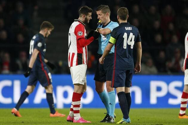 Fußball, Champions League, PSV Eindhoven - Atletico Madrid (L-R), Gaston Pereiro of PSV, Referee Daniele Orsato, Gabi of Club Atletico de Madrid during the UEFA Champions League Round of 16, First leg match between PSV Eindhoven and Atletico Madrid on February 24, 2016 at the Philips stadium in Eindhoven, The Netherlands. PSV v Atletico Madrid UEFA Champions League 2015 2016 xVIxJeroenxPutmansxIVx 5038082