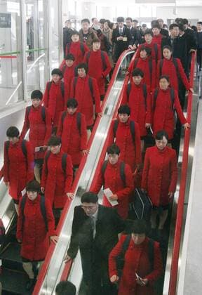 Fußball, Damen, Olympia Quali, Ankunft Nordkorea in Japan N. Korean female soccer team enters Japan as exception to sanctions The North Korean women s soccer team arrives at Kansai International Airport in Osaka Prefecture on Feb. 25, 2016. The team was allowed to enter Japan for the final Olympic qualifiers in Osaka starting Feb. 29 as an exception to the entry ban introduced following Pyongyang s recent nuclear test and rocket launch. 