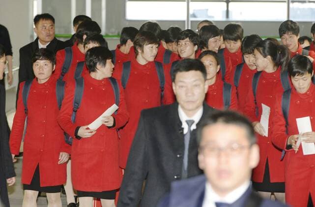 Fußball, Damen, Olympia Quali, Ankunft Nordkorea in Japan N. Korean female soccer team enters Japan as exception to sanctions The North Korean women s soccer team arrives at Kansai International Airport in Osaka Prefecture on Feb. 25, 2016. The team was allowed to enter Japan for the final Olympic qualifiers in Osaka starting Feb. 29 as an exception to the entry ban introduced following Pyongyang s recent nuclear test and rocket launch. 