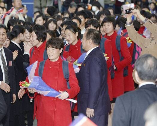 Fußball, Damen, Olympia Quali, Ankunft Nordkorea in Japan N. Korean female soccer team enters Japan as exception to sanctions The North Korean women s soccer team arrives at Kansai International Airport in Osaka Prefecture on Feb. 25, 2016. The team was allowed to enter Japan for the final Olympic qualifiers in Osaka starting Feb. 29 as an exception to the entry ban introduced following Pyongyang s recent nuclear test and rocket launch. 