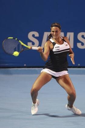Puerto Rican tennis player Monica Puig returns the ball to Belgian Yanina Wickmayer during their third round match of the Mexican Open tennis tournament in Acapulco, Mexico, 24 February 2016. Monica Puig vs Yanina Wickmayer !ACHTUNG: NUR REDAKTIONELLE NUTZUNG!  20160225-635919864286974044