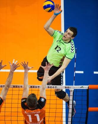 Berlin, Deutschland, 24.02.2016: Volleyball Bundesliga Saison 2015 2016 - Berlin Recycling Volleys - CV Mitteldeutschland. Janusz Gorski (Mitteldeutschland 12) gegen den Block aus Tsimafei Zhukouski (BR Volleys 11)