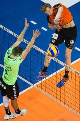 Berlin, Deutschland, 24.02.2016: Volleyball Bundesliga Saison 2015 2016 - Berlin Recycling Volleys - CV Mitteldeutschland. Paul Carroll (BR Volleys 12) gegen den Block aus Ramon Renaldo Martinez Gion (Mitteldeutschland 5)
