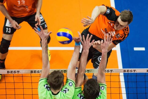 Berlin, Deutschland, 24.02.2016: Volleyball Bundesliga Saison 2015 2016 - Berlin Recycling Volleys - CV Mitteldeutschland. Robert Kromm (BR Volleys 3)