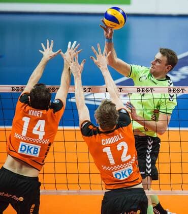 Berlin, Deutschland, 24.02.2016: Volleyball Bundesliga Saison 2015 2016 - Berlin Recycling Volleys - CV Mitteldeutschland. Marcin Brzezinski (Mitteldeutschland 1) gegen den Block aus Tomas Kmet (BR Volleys 14), Paul Carroll (BR Volleys 12)