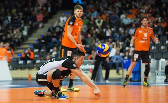 Berlin, Deutschland, 24.02.2016: Volleyball Bundesliga Saison 2015 2016 - Berlin Recycling Volleys - CV Mitteldeutschland. Erik Shoji (BR Volleys 2)