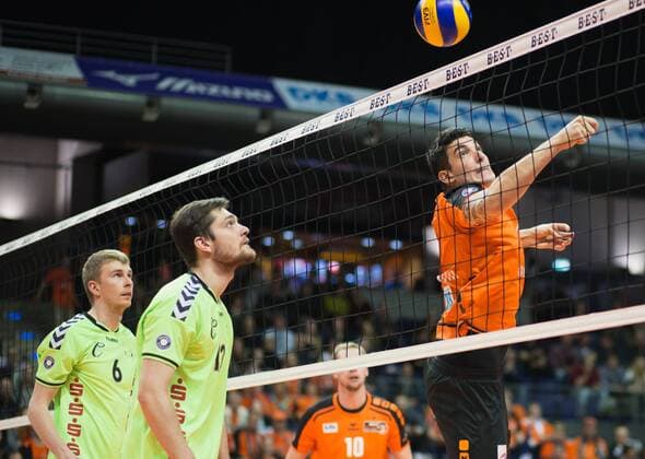 Berlin, Deutschland, 24.02.2016: Volleyball Bundesliga Saison 2015 2016 - Berlin Recycling Volleys - CV Mitteldeutschland. Maciej Polanski (Mitteldeutschland 6), Lukasz Szablewski (Mitteldeutschland 13), Nicolas Le Goff (BR Volleys 7)