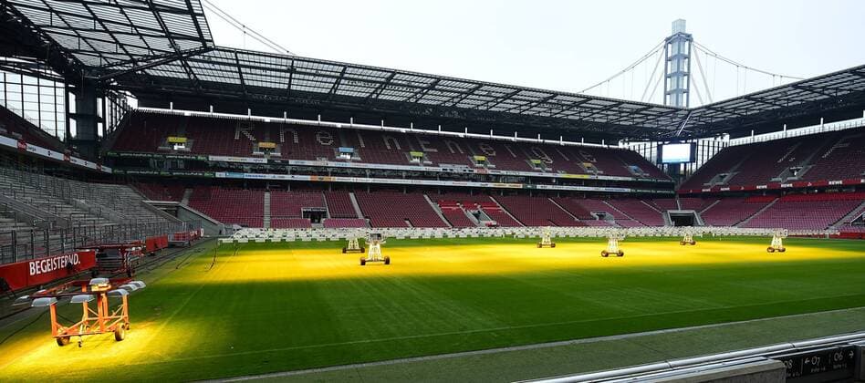 RHEINENERGIE - STADION HEIZSTRAHLER FUER DEN RASEN KOELN 15102015