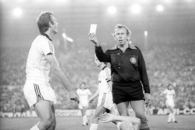 Eintracht Frankfurt - VfB Stuttgart: Schiedsrichter Günter Risse zeigt Karl-Heinz Charly Körbel die Gelbe Karte