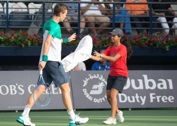 Tomas Berdych (CZE) wirft dem Ballmaedchen sein Handtuch zu. Tennis - Dubai Duty Free Tennis Championships - ATP Tennis Herren - - Dubai - - United Arab Emirates - 25 February 2016. Â