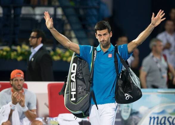 Novak Djokovic (SRB) verlaesst den Platz nach seiner Aufgabe, Feliciano Lopez applaudiert im Hintergrund, Tennis - Dubai Duty Free Tennis Championships - ATP Tennis Herren - - Dubai - - United Arab Emirates - 25 February 2016. Â