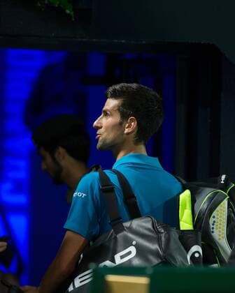 Novak Djokovic (SRB) reagiert veraergert auf die Rufe der Zuschauer, verlaesst enttaeuscht den Platz nach seiner Aufgabe, Emotion, Tennis - Dubai Duty Free Tennis Championships - ATP Tennis Herren - - Dubai - - United Arab Emirates - 25 February 2016. Â