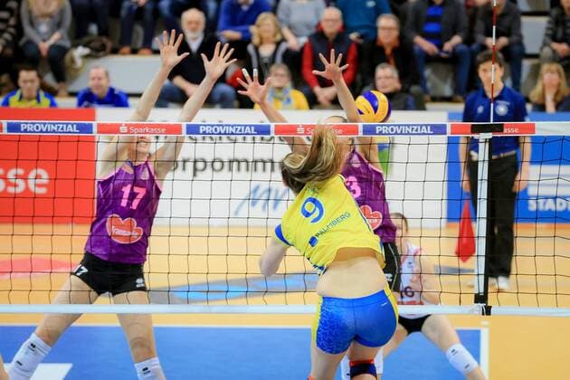 Schwerin, 25. February 2016 Volleyball, Saison 2015 2016, CEV-Cup Frauen, Challenge Phase, Rückspiel, Schweriner SC - CS Volei Alba Blaj: Tabitha Love (Schweriner SC, 9) - Ivana Plchotova (CS Volei Alba Blaj, 17) und Jovana Vesovic (CS Volei Alba Blaj, 3)