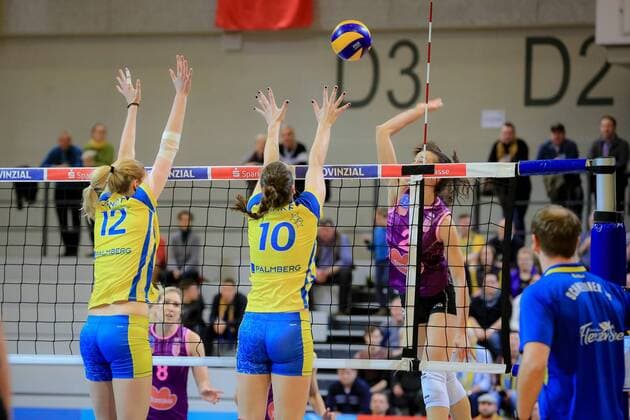 Schwerin, 25. February 2016 Volleyball, Saison 2015 2016, CEV-Cup Frauen, Challenge Phase, Rückspiel, Schweriner SC - CS Volei Alba Blaj: Anja Brandt (Schweriner SC, 12) und Denise Hanke (Schweriner SC, 10) - Adina Salaoru (CS Volei Alba Blaj, 2)