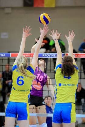 Schwerin, 25. February 2016 Volleyball, Saison 2015 2016, CEV-Cup Frauen, Challenge Phase, Rückspiel, Schweriner SC - CS Volei Alba Blaj: Jennifer Geerties (Schweriner SC, 6) und Veronika Hroncekova (Schweriner SC, 4) - Jelena Alajbeg (CS Volei Alba Blaj, 18)