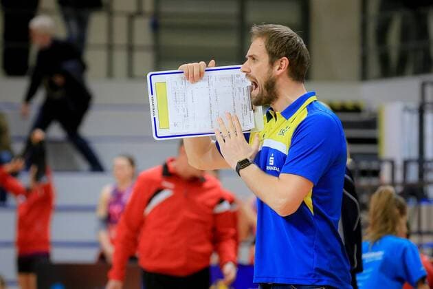 Schwerin, 25. February 2016 Volleyball, Saison 2015 2016, CEV-Cup Frauen, Challenge Phase, Rückspiel, Schweriner SC - CS Volei Alba Blaj: Felix Koslowski (Trainer Schweriner SC) gibt Anweisungen
