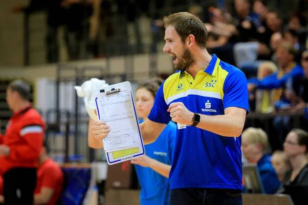 Schwerin, 25. February 2016 Volleyball, Saison 2015 2016, CEV-Cup Frauen, Challenge Phase, Rückspiel, Schweriner SC - CS Volei Alba Blaj: Felix Koslowski (Trainer Schweriner SC) jubelt