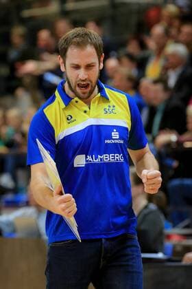 Schwerin, 25. February 2016 Volleyball, Saison 2015 2016, CEV-Cup Frauen, Challenge Phase, Rückspiel, Schweriner SC - CS Volei Alba Blaj: Felix Koslowski (Trainer Schweriner SC) jubelt