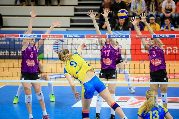 Schwerin, 25. February 2016 Volleyball, Saison 2015 2016, CEV-Cup Frauen, Challenge Phase, Rückspiel, Schweriner SC - CS Volei Alba Blaj: Tabitha Love (Schweriner SC, 9) - Ana Grbac (CS Volei Alba Blaj, 8), Ivana Plchotova (CS Volei Alba Blaj, 17) und Jovana Vesovic (CS Volei Alba Blaj, 3)
