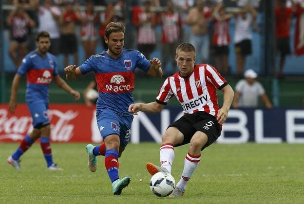 Santiago Ascacibar de Estudiantes , Lucas Menossi de Tigre. Estudiantes LP vs Tigre. Futbol Argentino - Primera Division 2016 - Fecha 3. 18 de febrero de 2016. Estadio: Julio Humberto Grondona (Sarandi, Argentina). Foto: JavierxGarciaxMartino Photogamma.