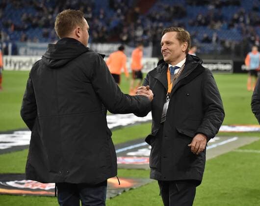 25.02.2016, Fussball, Saison 2015 2016, Europa League, Zwischenrunde, FC Schalke 04 - Schachtar Donezk 0:3, Manager Horst Heldt (Schalke 04), re., begrüsst Trainer Andre Breitenreiter (FC Schalke 04) vor dem Spiel