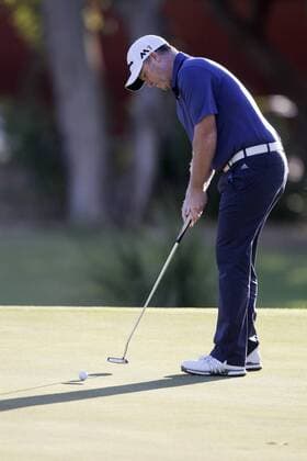 26.02.2016. Perth, Australia. ISPS HANDA Perth International Golf. Marcus Fraser putts on the 10th green during day 2. xDavidxWoodleyx  ActionPlus11711170