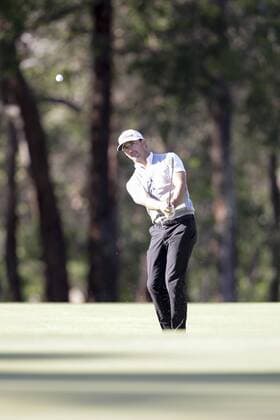 26.02.2016. Perth, Australia. ISPS HANDA Perth International Golf. Wade Ormsby plays a chip shot onto the 12th green during the 2nd day. xDavidxWoodleyx  ActionPlus11711142