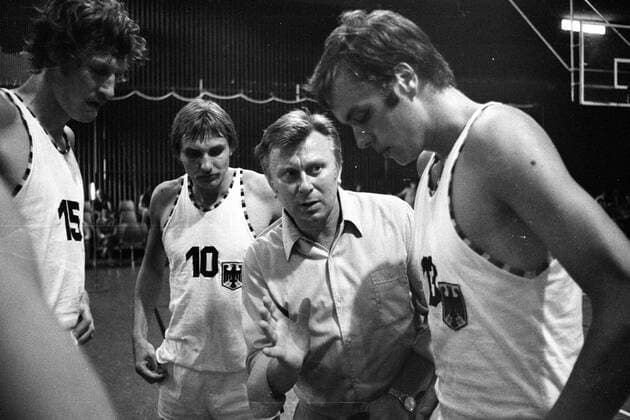 Bundestrainer Theodor Schober im Gespräch mit v.li. Norbert Thimm, Jochen Pollex und Jürgen Wohlers (alle BR Deutschland)
