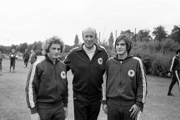 Bundestrainer Helmut Schön zwischen Arno Steffenhagen (li.) und Dieter Zembski (alle BR Deutschland)