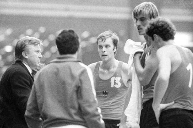 EuroBasket 2022, DBB, Historie, EM - Historie Auszeit BR Deutschland, in der Mitte Jürgen Wohlers, li. Bundestrainer Theodor Schober