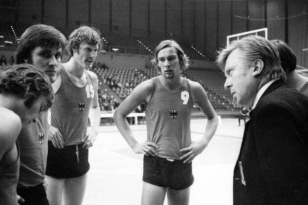 EuroBasket 2022, DBB, Historie, Bundestrainer Auszeit BR Deutschland, v.li.: Norbert Thimm (15), Rainer Pethran (9) und Bundestrainer Theodor Schober