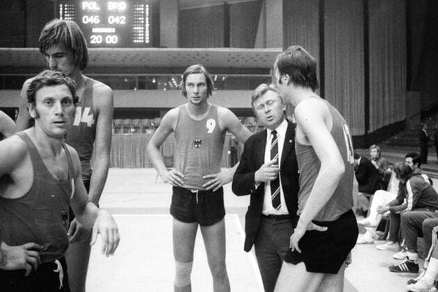 EuroBasket 2022, DBB, Historie, EM - Historie Auszeit BR Deutschland, v.li.: Helmut Uhlig, Dietrich Keller, Rainer Pethran, Bundestrainer Theodor Schober, Jürgen Wohlers